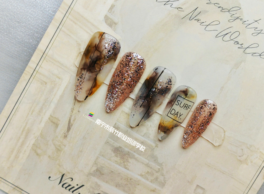 潑墨暈染美甲，廣西南寧美甲職業(yè)技術(shù)學(xué)校作品