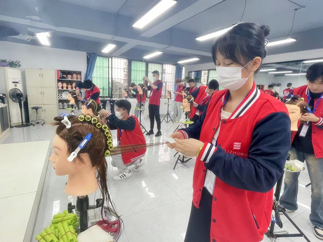 國(guó)際標(biāo)準(zhǔn)卷杠考核，南寧燙染剪技術(shù)進(jìn)修班課堂