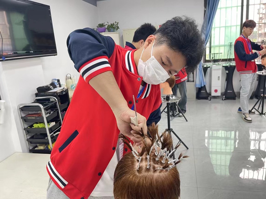 什么是錫紙燙？廣西美發(fā)燙染剪學(xué)校課程講解