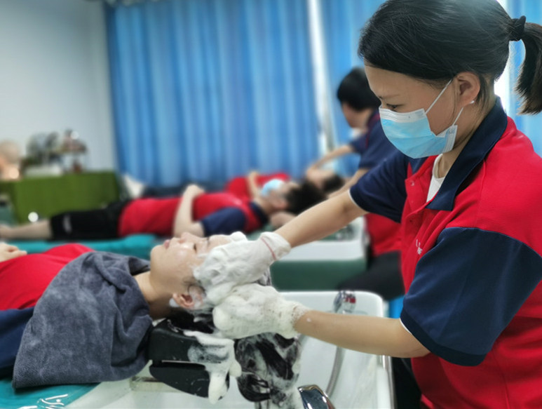 洗頭打泡沫的作用，南寧專業(yè)洗護(hù)教