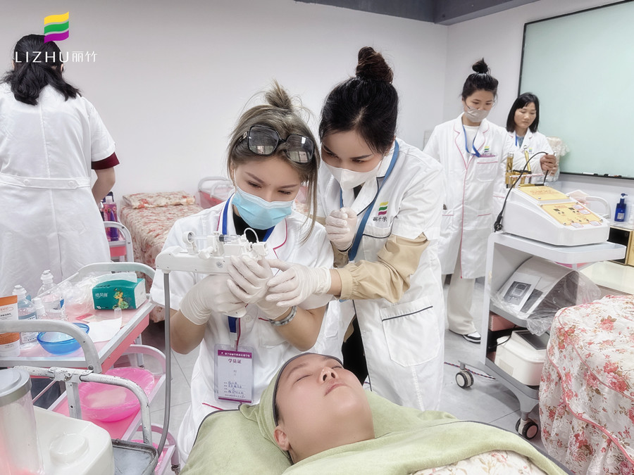 學(xué)美容儀器的基礎(chǔ)，南寧美容學(xué)校一對(duì)一教學(xué)