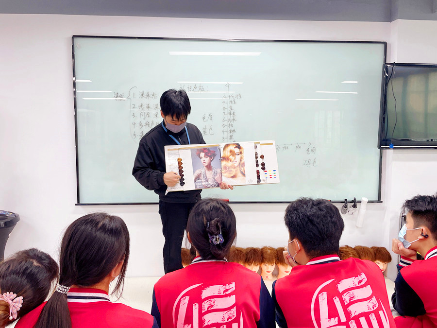 認(rèn)識(shí)染發(fā)系統(tǒng)和色板，南寧學(xué)染發(fā)基礎(chǔ)