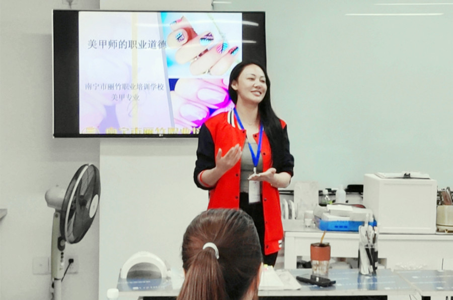 你好！歡迎來(lái)到南寧美甲培訓(xùn)學(xué)校