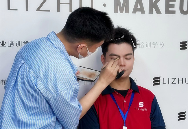 南寧美妝課堂實訓(xùn)：男士化妝教程