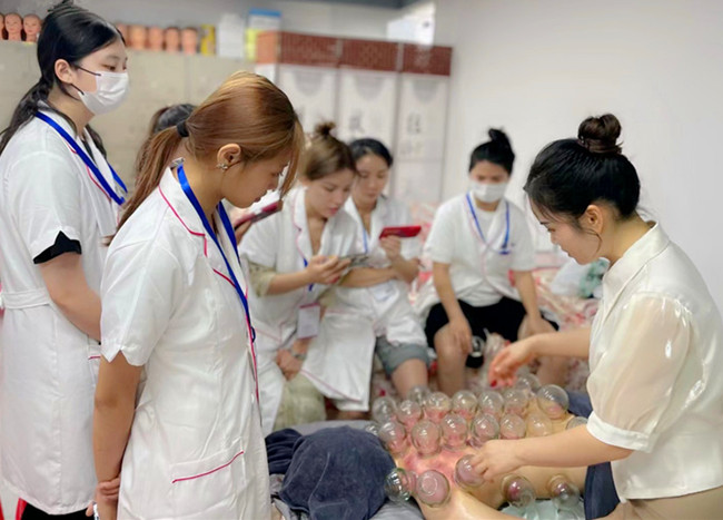 拔罐的操作流程，南寧美容美體課堂手法示范