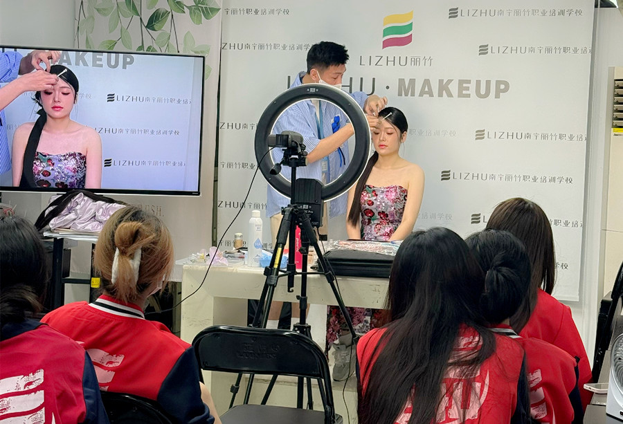 新中式禮服新娘造型特點，廣西新娘妝跟妝課程