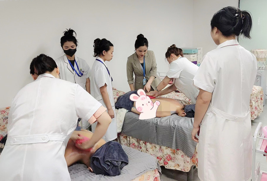 揉腹的好處，南寧美容美體健康學(xué)校講解