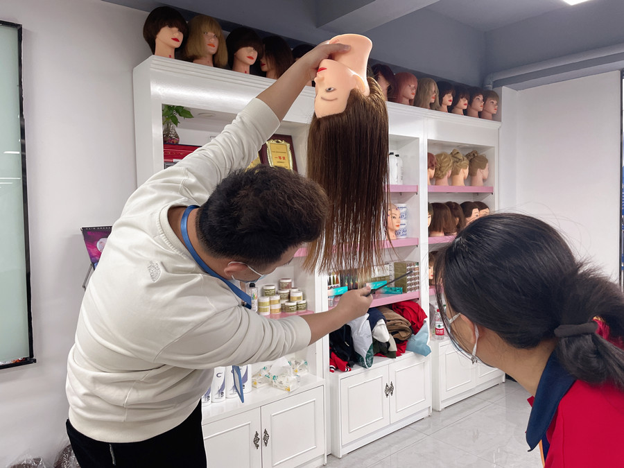 長碎發(fā)怎么剪？南寧剪發(fā)理發(fā)培訓(xùn)學(xué)校課件