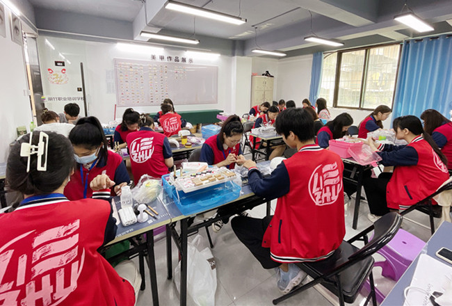 廣西美甲真人實操---手繪荷花美甲