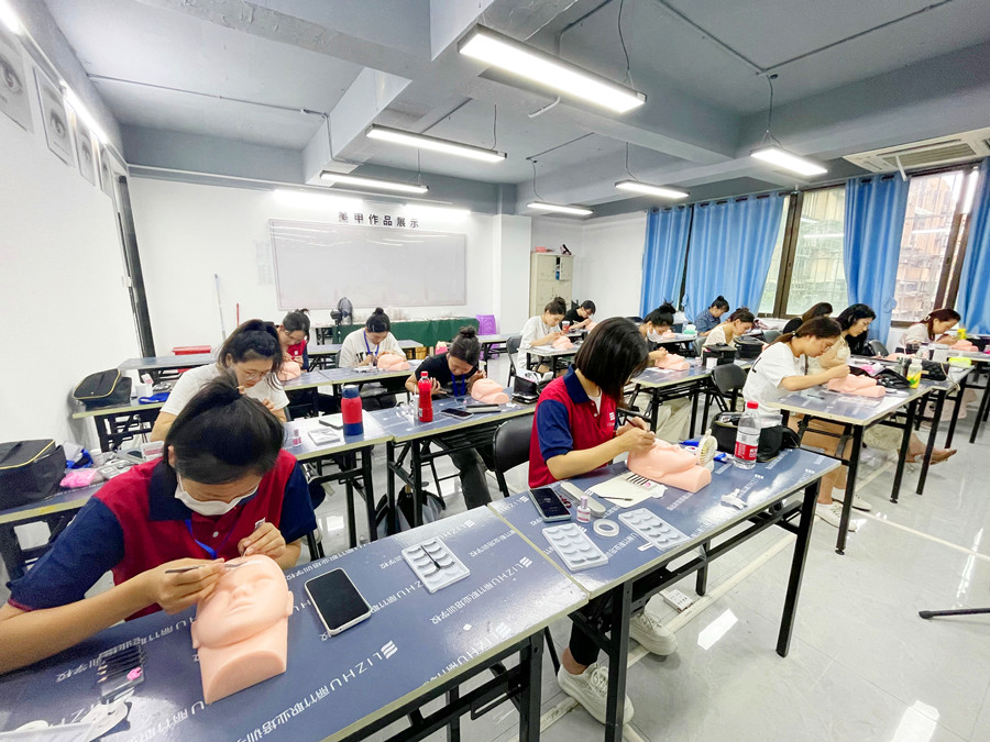 廣西南寧美睫專業(yè)學校5月火熱開班