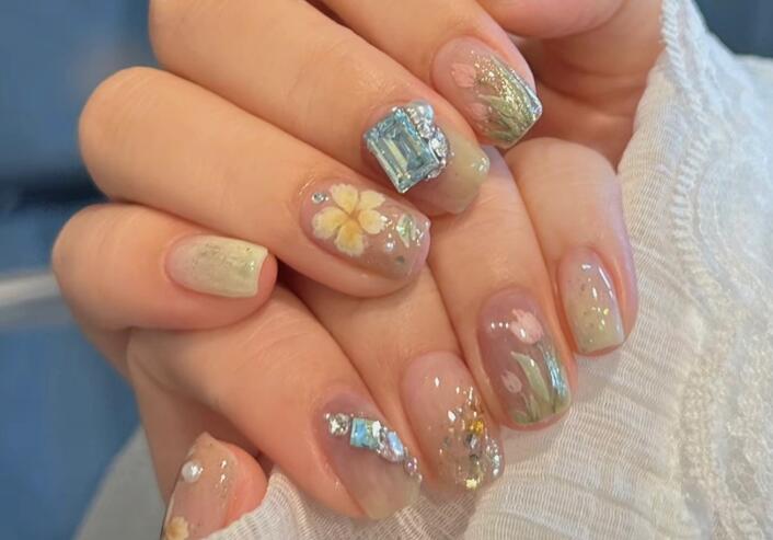 夏日彩繪花朵美甲，南寧美甲造型去哪學(xué)？