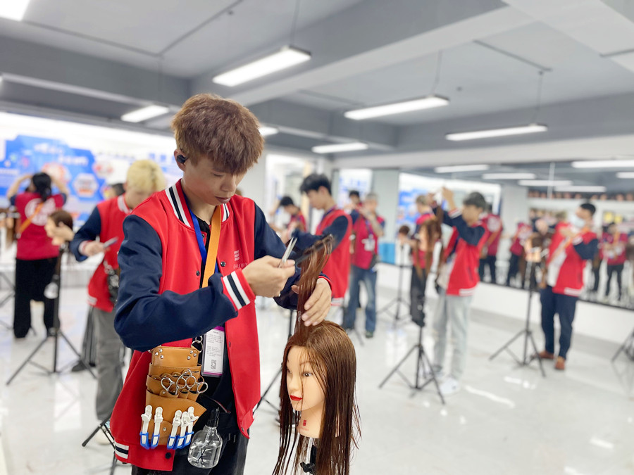 影響剪發(fā)的因素，廣西剪發(fā)結技術學校課程講解