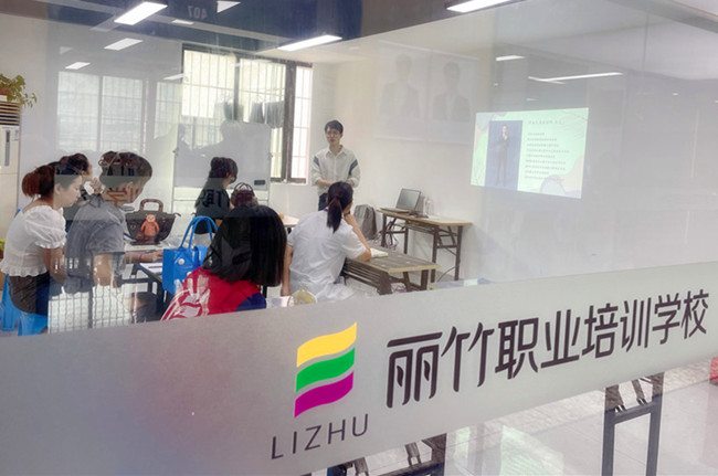 麗竹學(xué)?！睹佳鄞酱髱煱唷烽_課啦