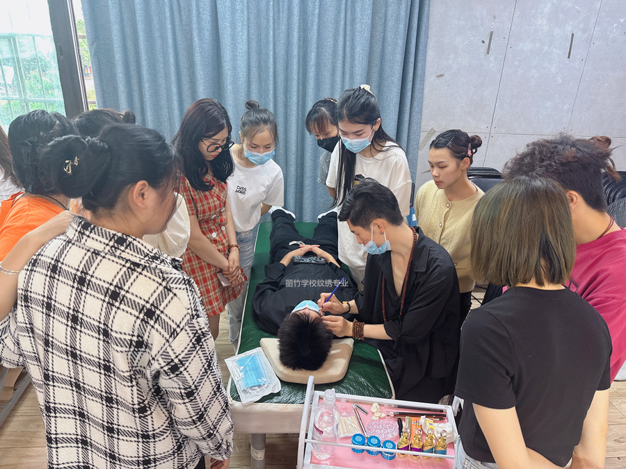 紋繡二次上色注意事項，南寧紋繡專業(yè)學校課程講解