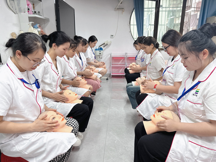 廣西美容學(xué)院：面部美容護膚常用部位