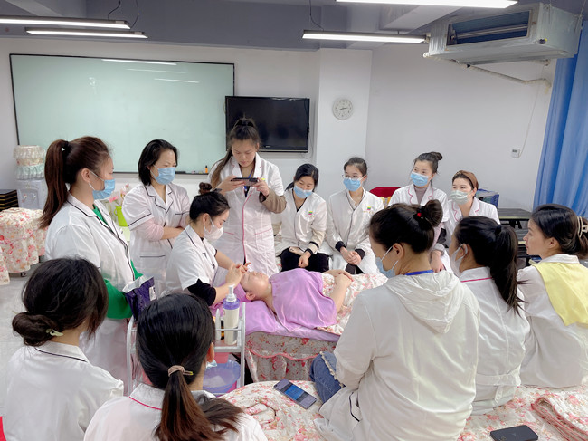 問題皮膚夏日護(hù)膚指南，南寧美容養(yǎng)顏學(xué)校分享