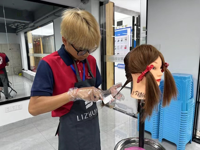 如何進(jìn)行染發(fā)？南寧燙染實訓(xùn)課堂