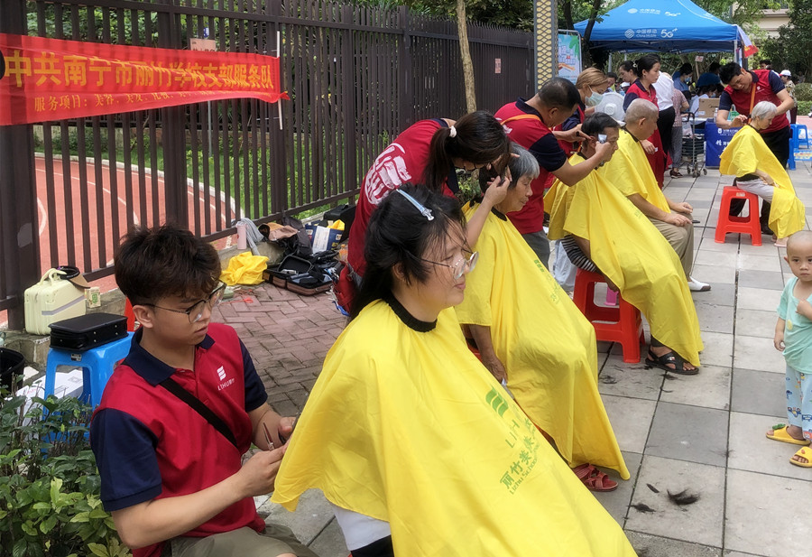 南寧培訓(xùn)美發(fā)社會實(shí)踐，為公園溪府小區(qū)居民免費(fèi)理發(fā)