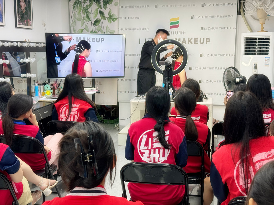 剪紙國風(fēng)造型課堂，廣西專業(yè)彩妝學(xué)校