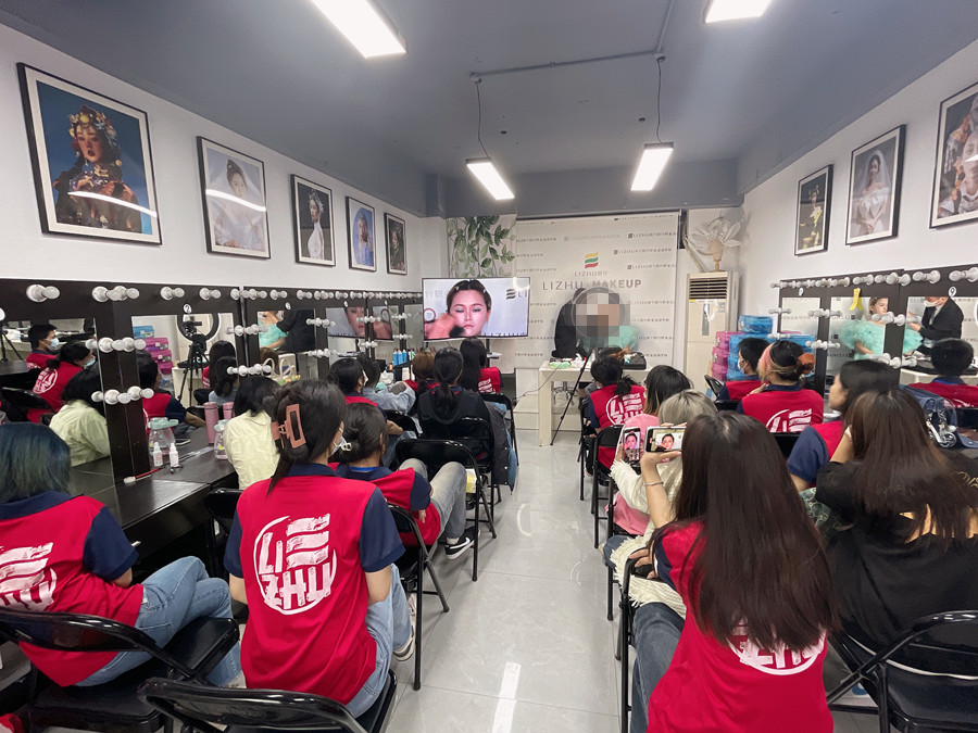 節(jié)目盛典主持人妝容特點，南寧彩妝學習