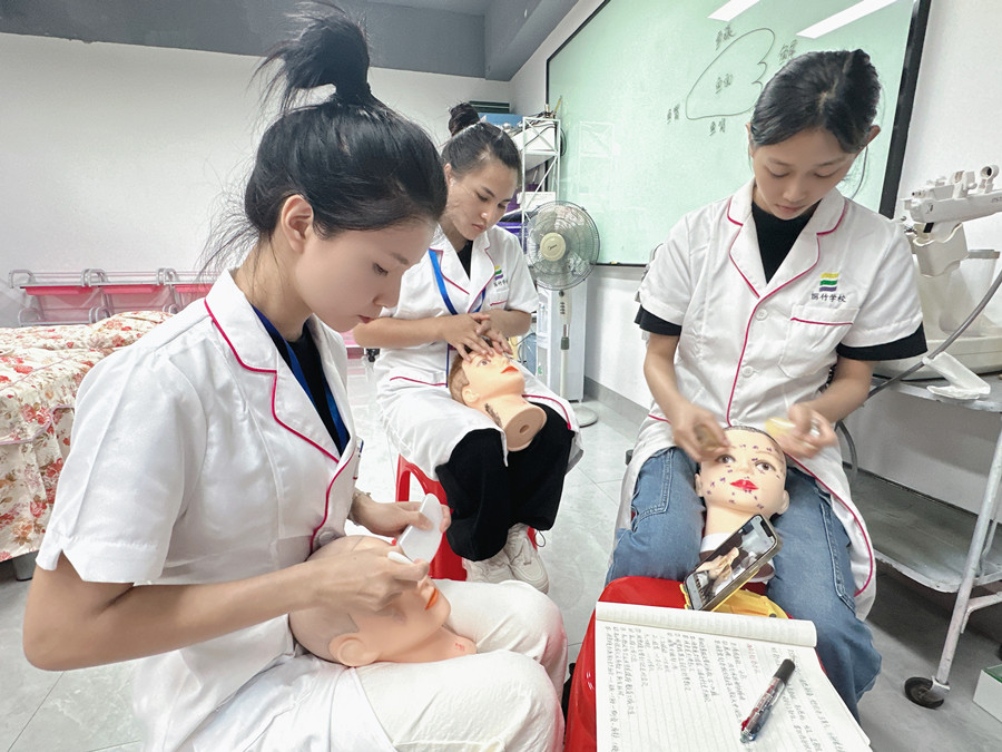 眼部疏通的必要性，廣西美容中醫(yī)學(xué)校講解