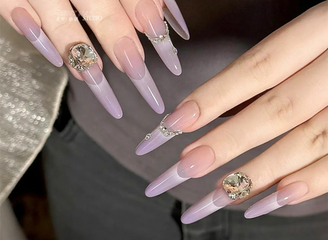 紫色顯白美甲，南寧美甲造型培訓(xùn)學(xué)校分享