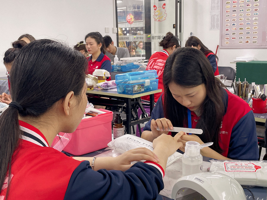 如何成為高價美甲師？廣西學(xué)美甲哪里時尚？