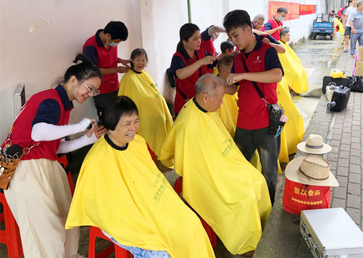 南寧理發(fā)美發(fā)學(xué)校為民免費(fèi)理發(fā)，個(gè)個(gè)都是“活雷鋒”