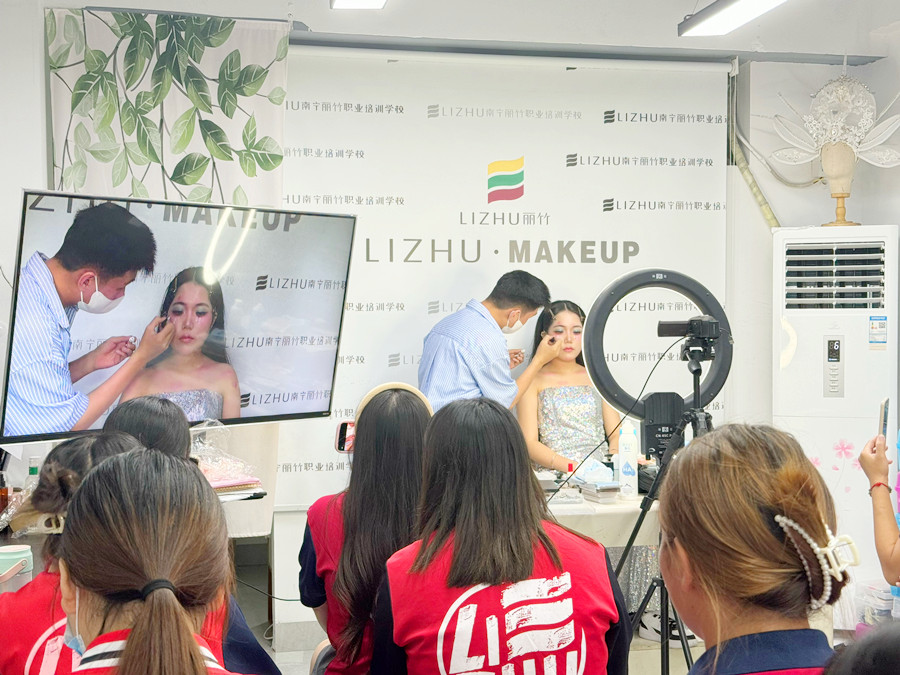 學(xué)人魚公主造型手法示范，了解南寧化妝學(xué)校怎么招生？