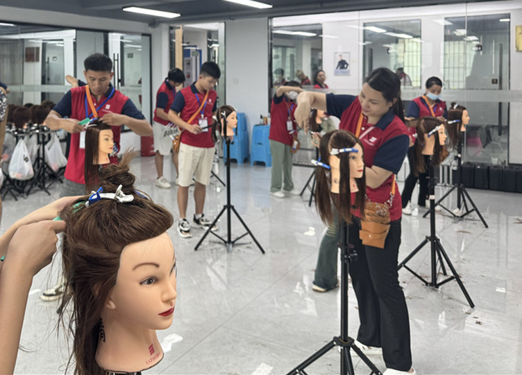 什么是挑剪？廣西美發(fā)剪發(fā)理發(fā)學(xué)校課堂講解