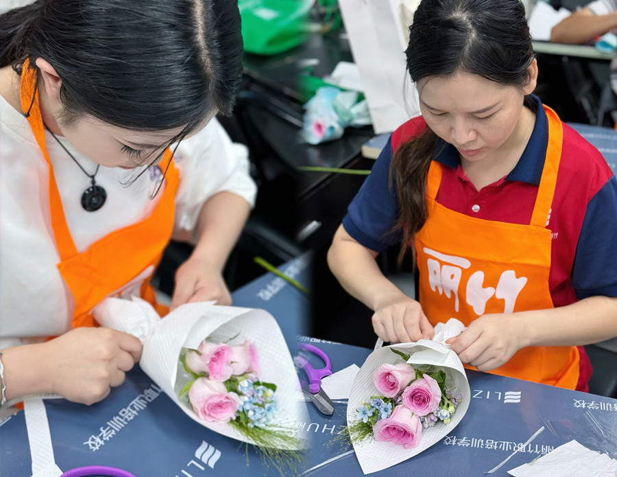 南寧花藝學(xué)校開(kāi)班首日，學(xué)員收獲滿滿