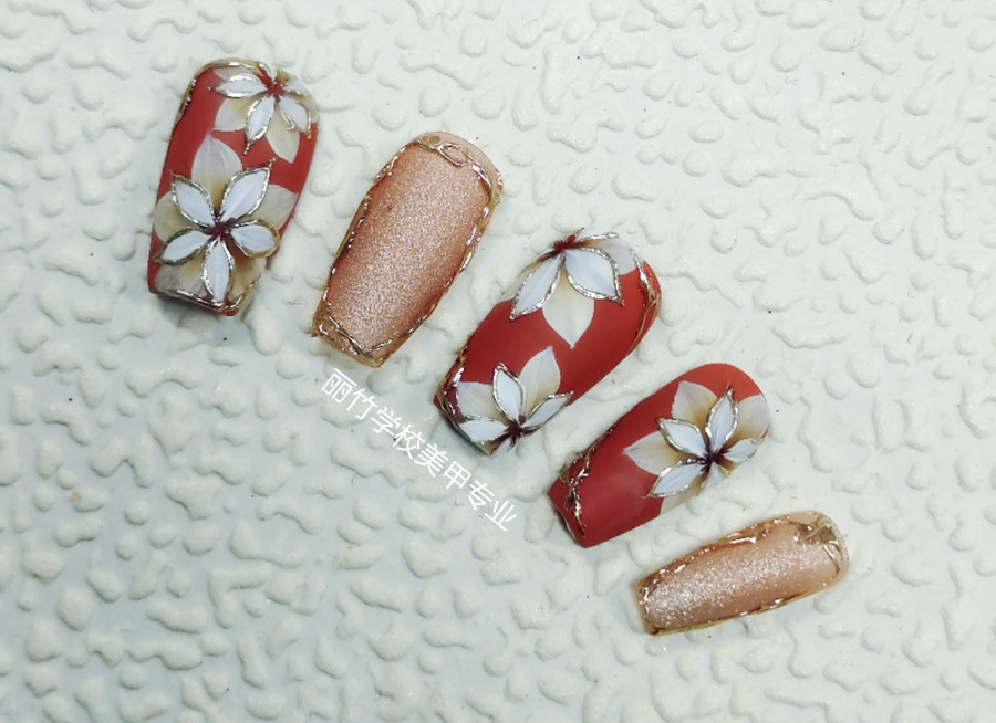 復(fù)古花卉美甲，實(shí)力展示廣西美甲學(xué)校哪家強(qiáng)？