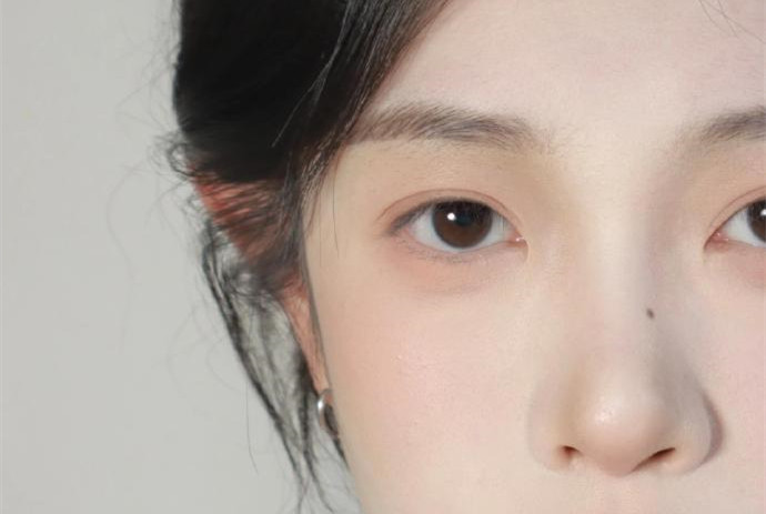 素顏女高妝容教程，南寧化妝培訓名校手把手教學