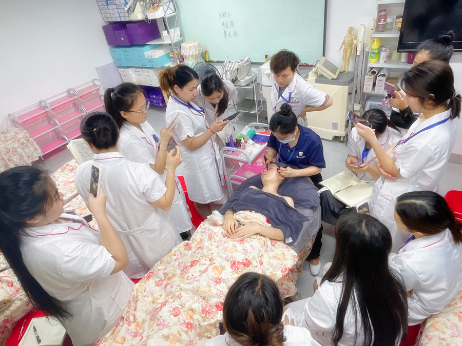 南寧美容專業(yè)教學(xué)：如何進(jìn)行眼部護(hù)理？