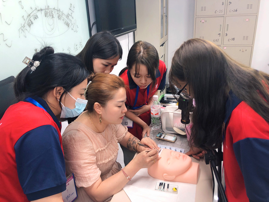 新手為什么都要在仿皮練習(xí)？南寧美睫課堂實(shí)況