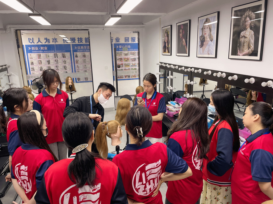 赫本頭發(fā)型手法技巧，南寧化妝發(fā)型學(xué)校分享