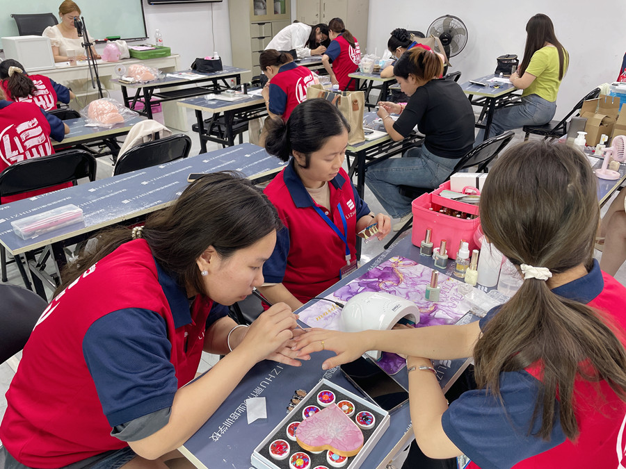 又快又好涂指甲油的技巧，廣西培訓(xùn)美甲基礎(chǔ)教程