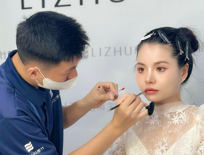 時尚簡約新娘造型，南寧新娘化妝造型學(xué)校作品