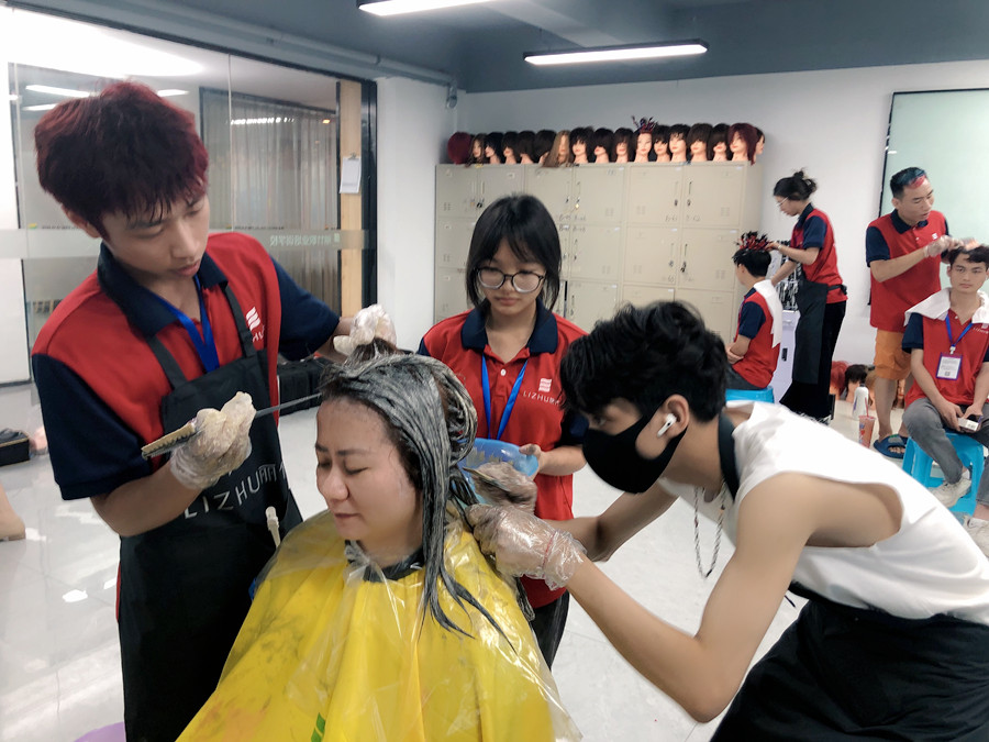 如何向顧客推薦合適的發(fā)色？南寧燙染造型學(xué)校分享