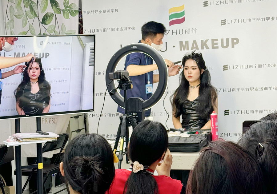 貓系造型課堂手法演示，廣西化妝高彩培訓(xùn)班課堂