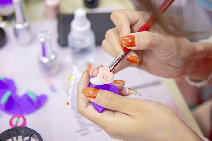 雕花美甲怎么做？廣西美甲進(jìn)修班