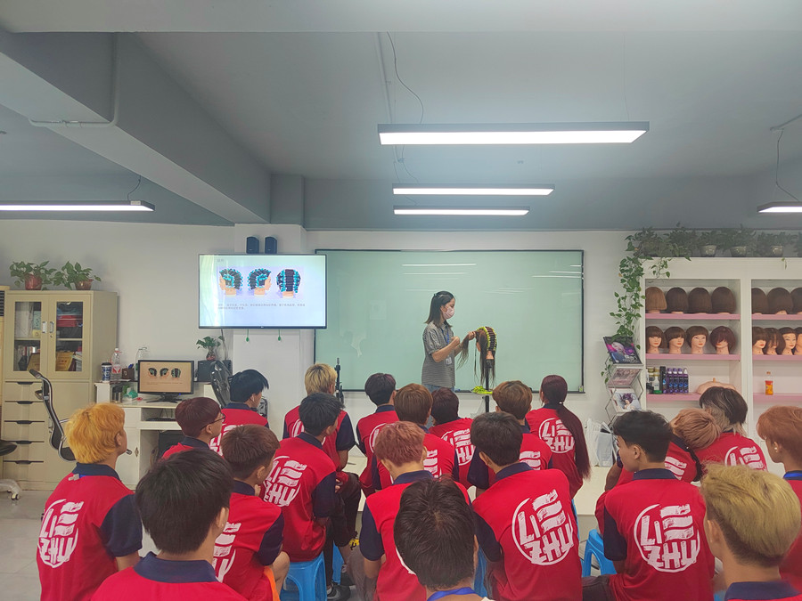 南寧學(xué)燙發(fā)：如何提升標(biāo)準(zhǔn)操作速度？