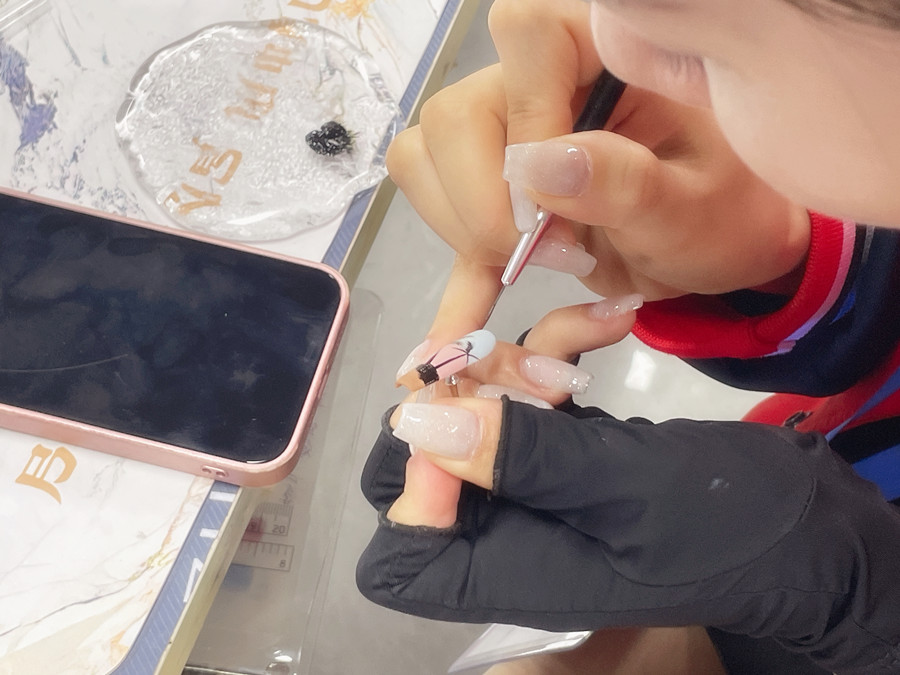 甲片的材質(zhì)和使用時間限制？南寧美甲進修深造培訓(xùn)