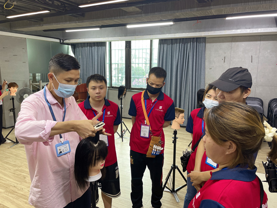 廣西美發(fā)剪發(fā)專業(yè)學(xué)校課堂實況花絮