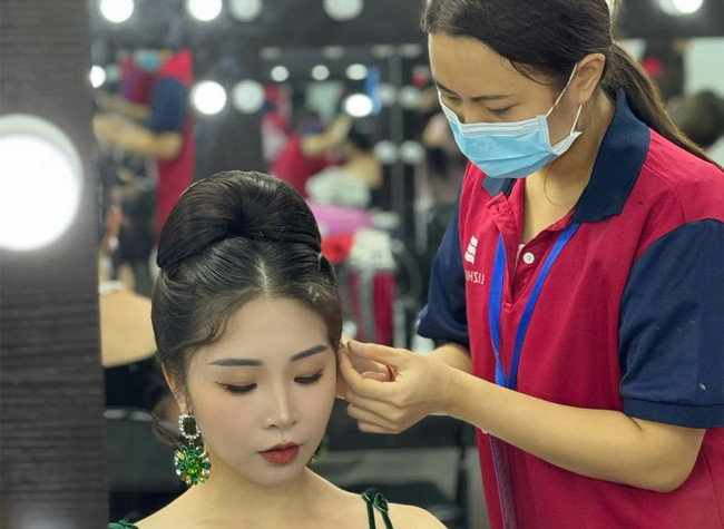 廣西學(xué)化妝造型：復(fù)古禮服造型