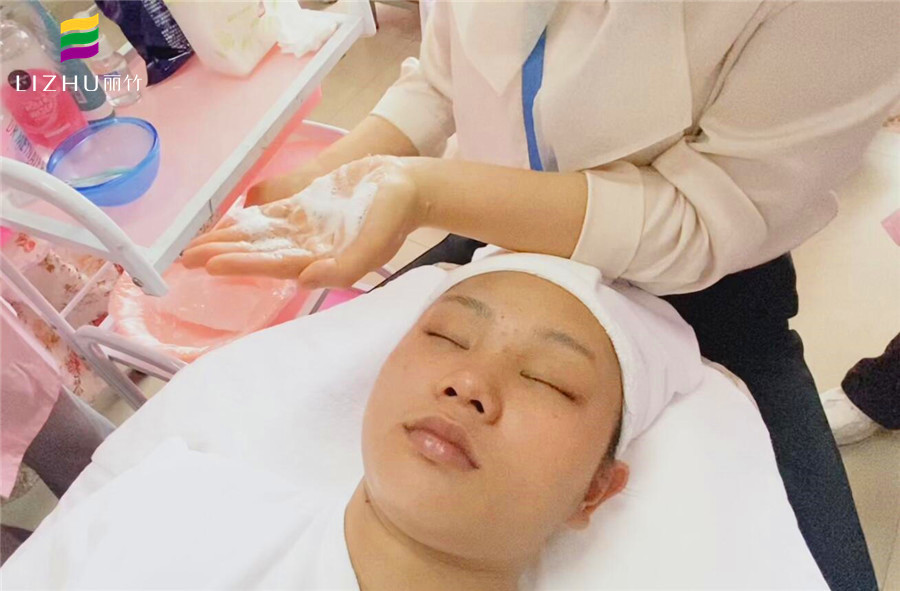 化妝前如何正確護(hù)膚？南寧化妝美容