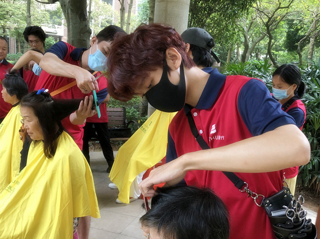 國慶送“禮”，南寧美發(fā)技術(shù)學(xué)校進(jìn)行免費(fèi)理發(fā)活動