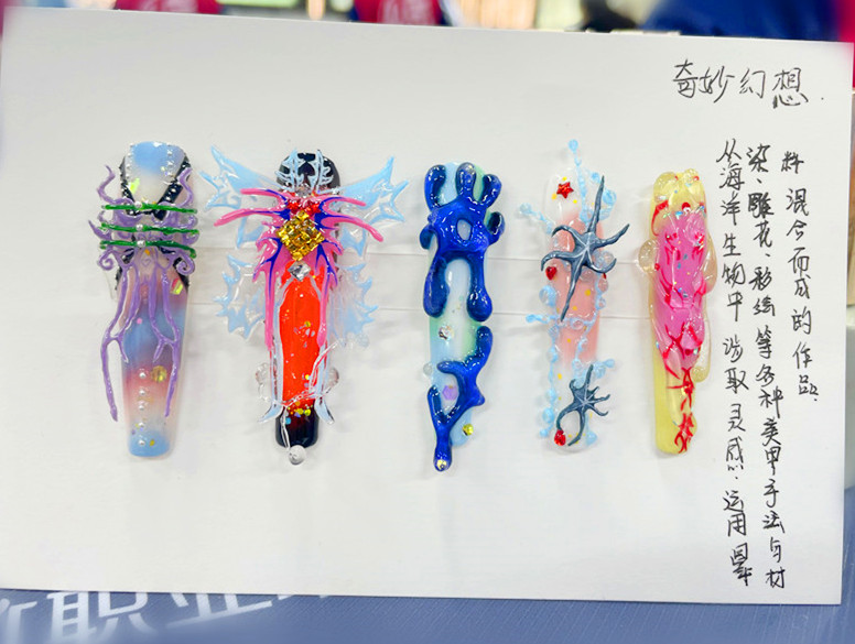 南寧學美甲零經(jīng)驗學員作品《奇妙幻想》