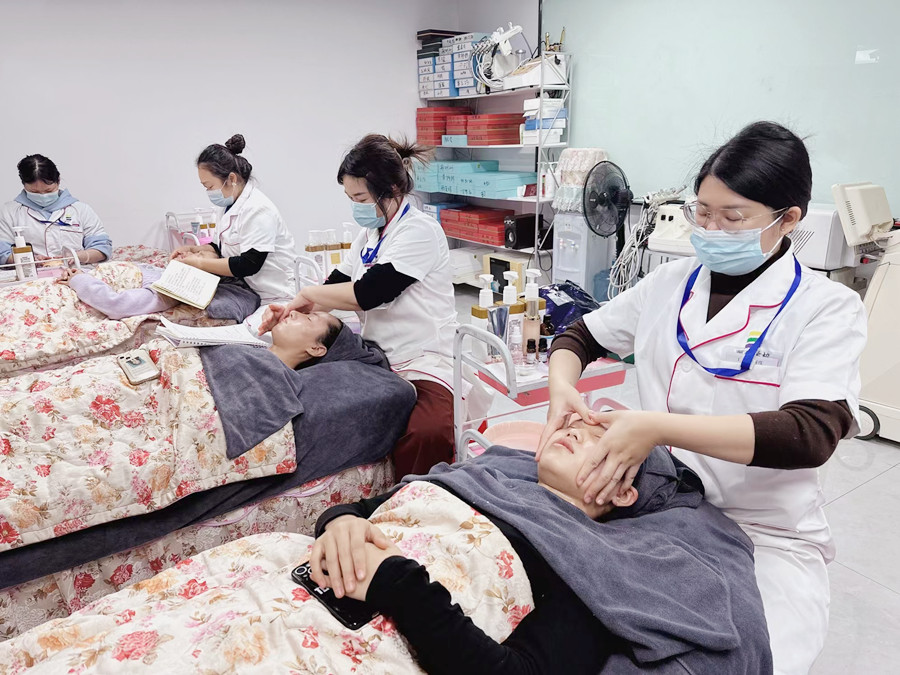 廣西美容學(xué)面部需要經(jīng)歷的兩個階段