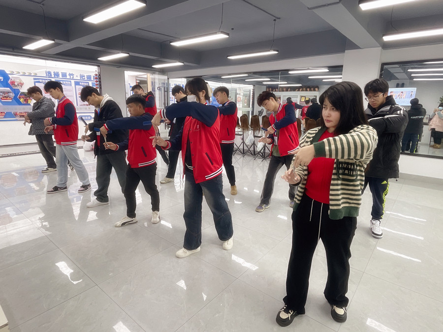 美發(fā)新手如何使用梳子？南寧美發(fā)基礎(chǔ)教學(xué)